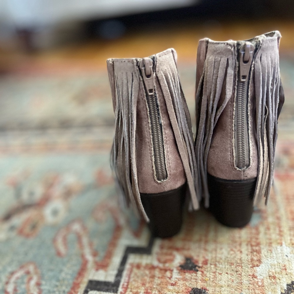Beige cowboy ankle fringe boots in suede.